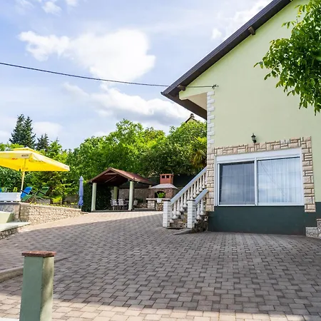 Ifi Holiday home *